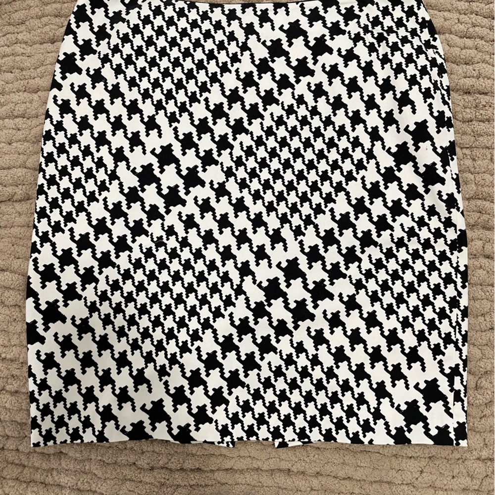 Stylish Black and White Houndstooth Skirt